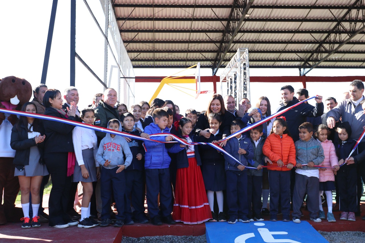 Inauguran polideportivo y ponen en marcha enripiado de ruta de acceso